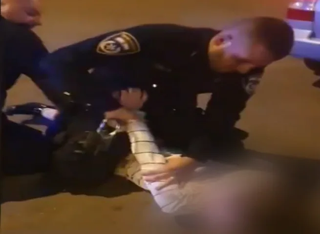 שוטר עוצר צעירה