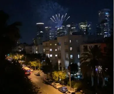 זיקוקים בבניין היוקרה בתל אביב