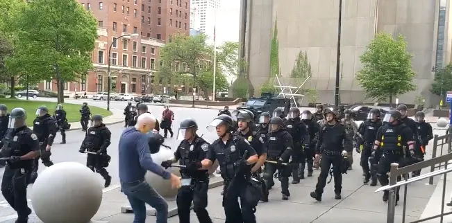 שוטרים דוחפים מפגין בארה''ב