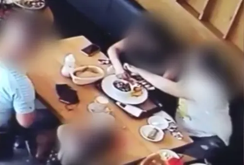 לקוחה שמה סערה במנה