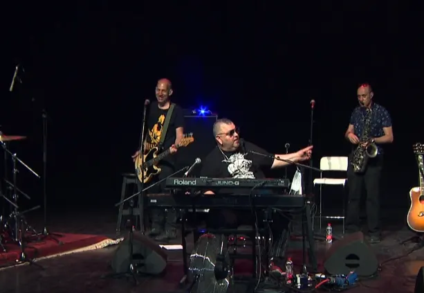 החברים של נטאשה בחזרות למופע חדש