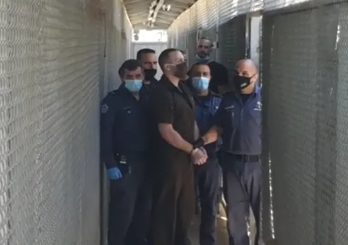 עיסאם ברגותי מובא לבית המשפט הצבאי