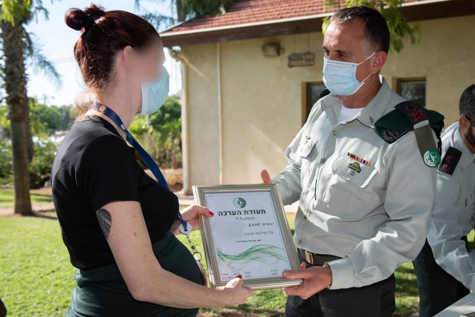 ראש אמ''ן, אלוף תמיר הימן, מעניק צל''ש ליחידות האגף