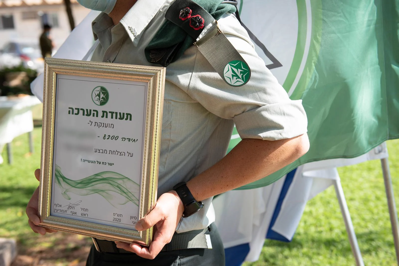 ראש אמ''ן, אלוף תמיר הימן, מעניק צל''ש ליחידות האגף