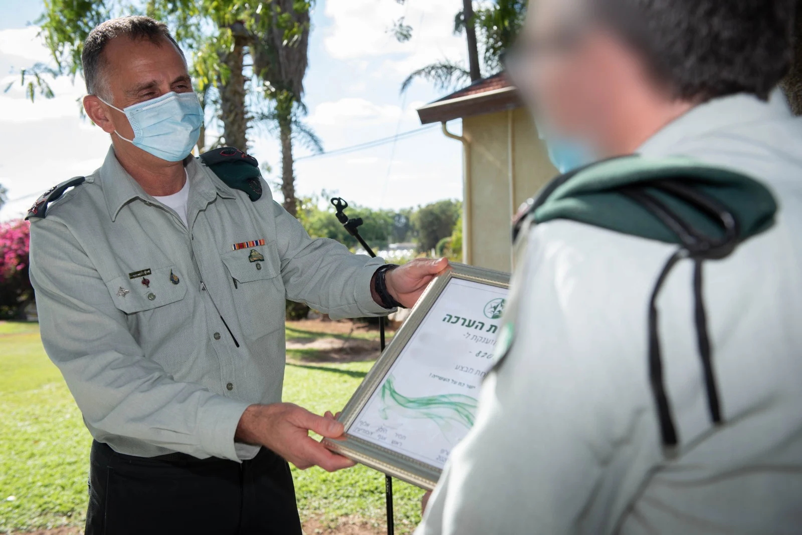 ראש אמ''ן, אלוף תמיר הימן, מעניק צל''ש ליחידות האגף