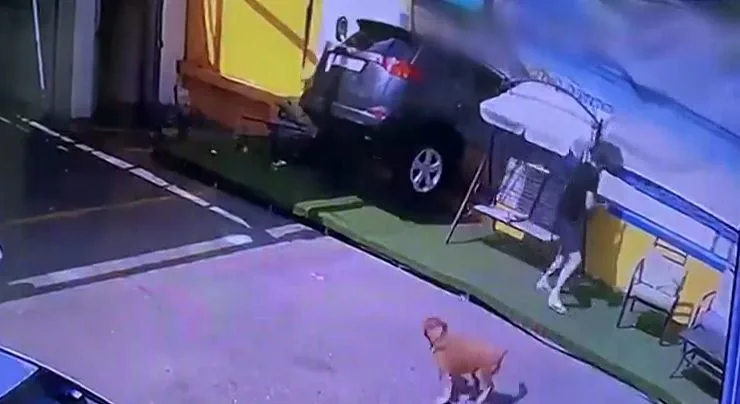 התנגש בקיר במכון שטיפת מכוניות