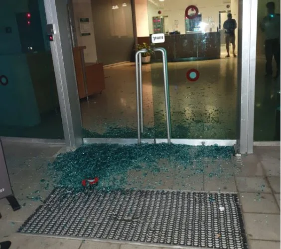 שמשה מנופצת בהפגנה בתל אביב