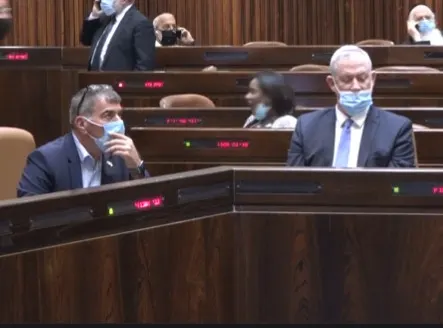 בני גנץ וגבי אשכנזי בהצבעה על ביטול טיפולי ההמרה
