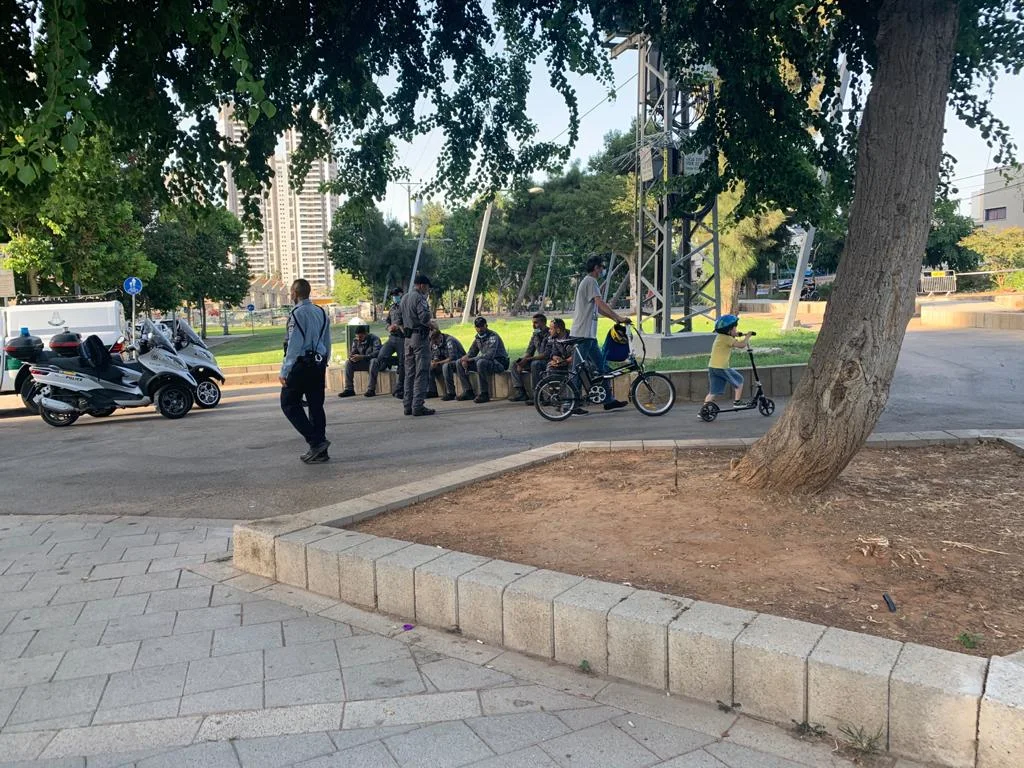 כוחות משטרה סמוך לביתו של אמיר אוחנה