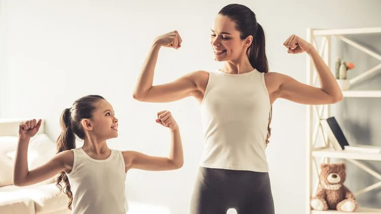אימון כושר גופני עם ילדים. שאטרסטוק