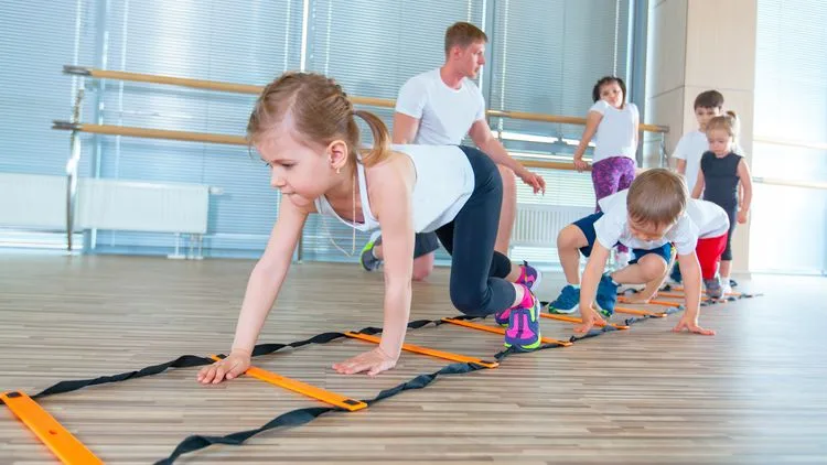 אימון כושר גופני עם ילדים. שאטרסטוק