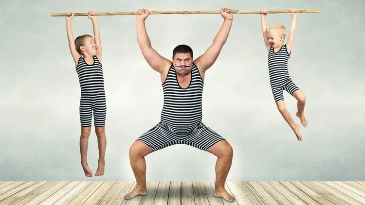 אימון כושר גופני עם ילדים. שאטרסטוק