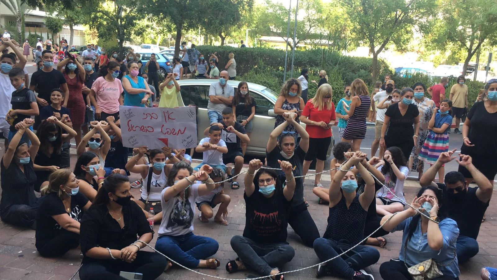 הפגנת הורים מול בית הגננת מ''גן הזוועות''