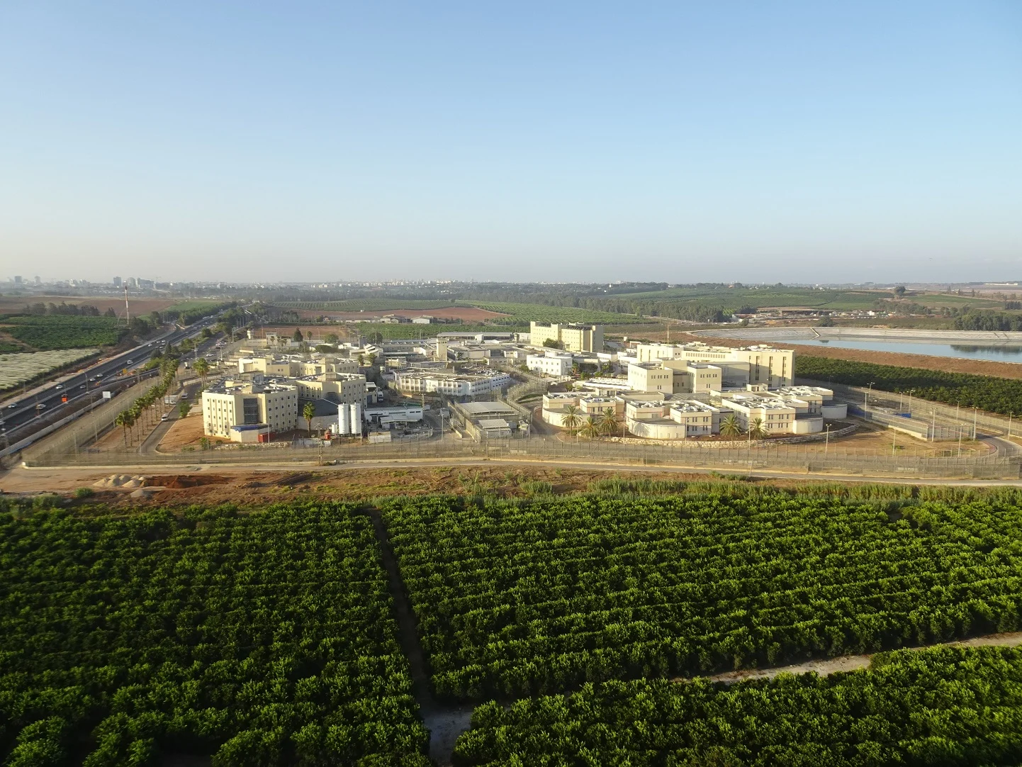 כלא השרון - ממנו בוצעו על פי החשד מעשי ההונאה