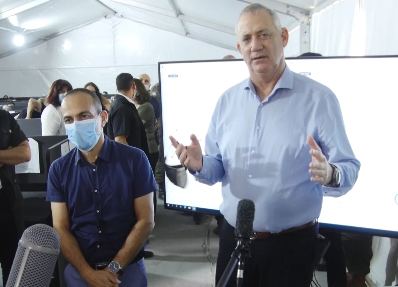 גנץ וגמזו בביקור במפקדת הקורונה