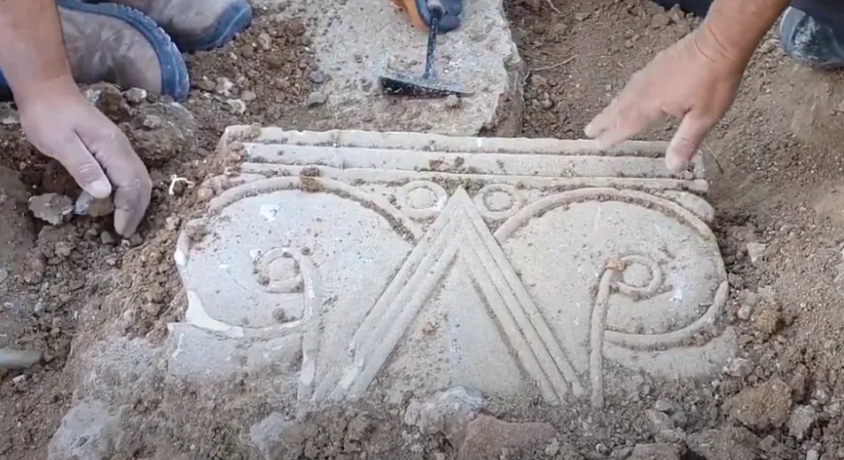 האבנים המעוטרות באתר החפירה בירושלים