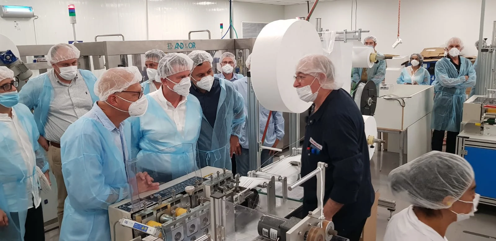 שר הבריאות יולי אדלשטיין, ראש עיריית שדרות אלון דוידי, ומנכ''ל ''שיאון מדיקל'' דניאל לב, בסיור שערכו במפעל