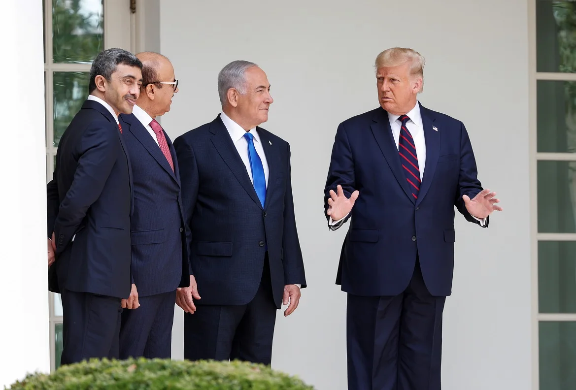 נשיא ארה''ב דונלד טראמפ, ראש הממשלה בנימין נתניהו, שר החוץ של איחוד האמירויות עבדאללה בן-זייד ושר החוץ של בחריין, עבד אל-לטיף אל-זיאני