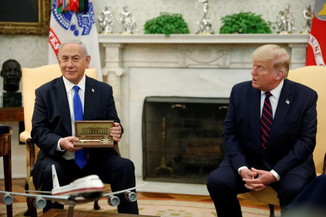 נשיא ארצות הברית דונלד טראמפ מעניק לראש הממשלה בנימין נתניהו מפתח