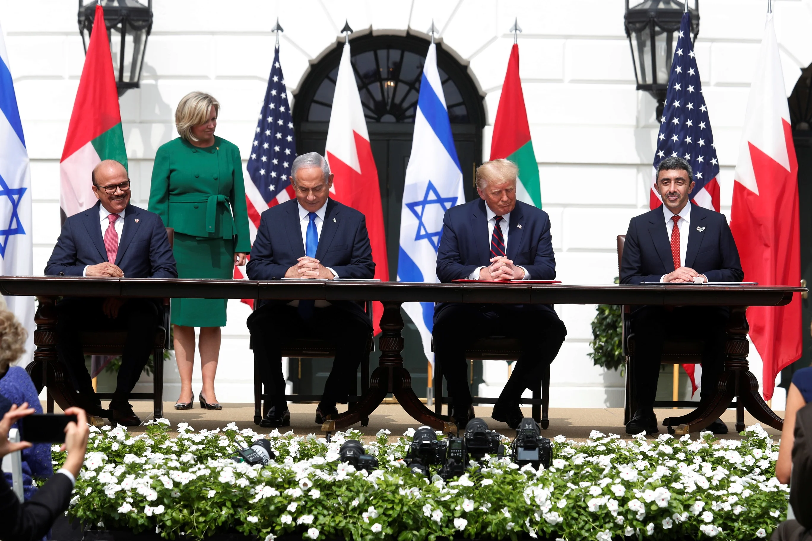 נשיא ארה''ב דונלד טראמפ, ראש הממשלה בנימין נתניהו, שר החוץ של איחוד האמירויות עבדאללה בן-זייד ושר החוץ של בחריין, עבד אל-לטיף אל-זיאני