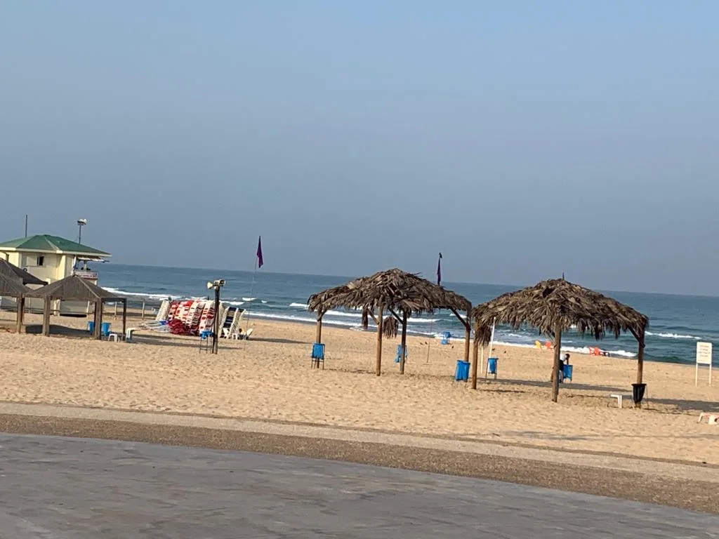 חוף בראשון לציון ריק מאדם