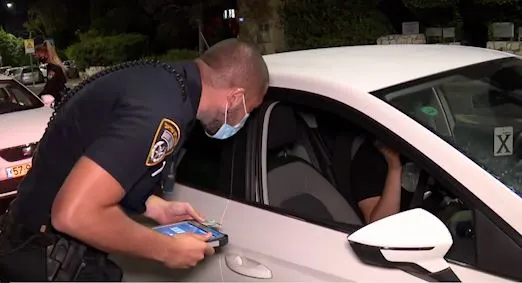 שוטרים אוכפים את הסגר בחיפה