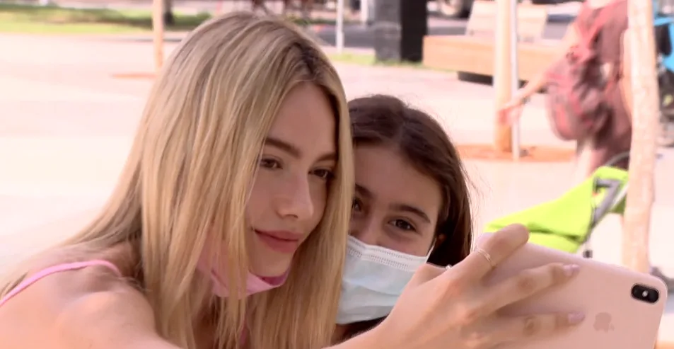 הדוגמנית אלה איילון מצלמת סלפי