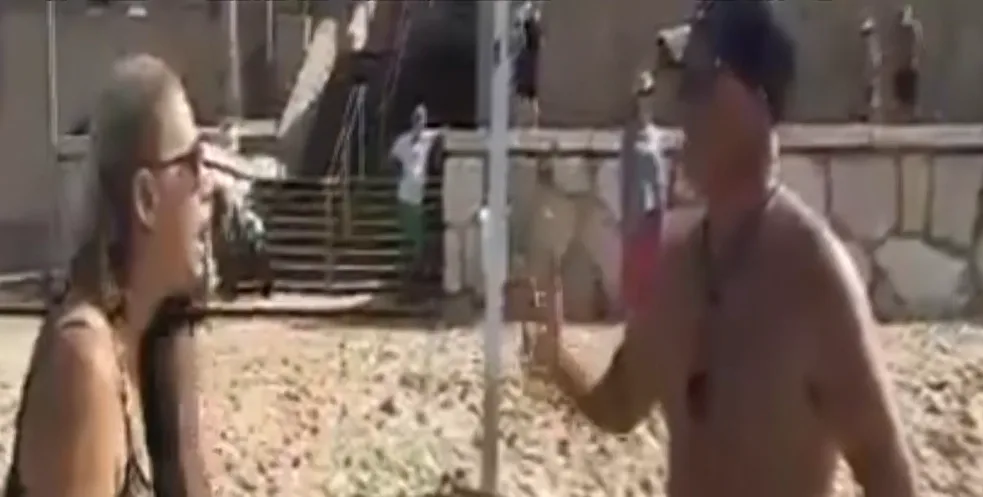 מתרחצת מתעמתת עם מציל בחוף ביפו