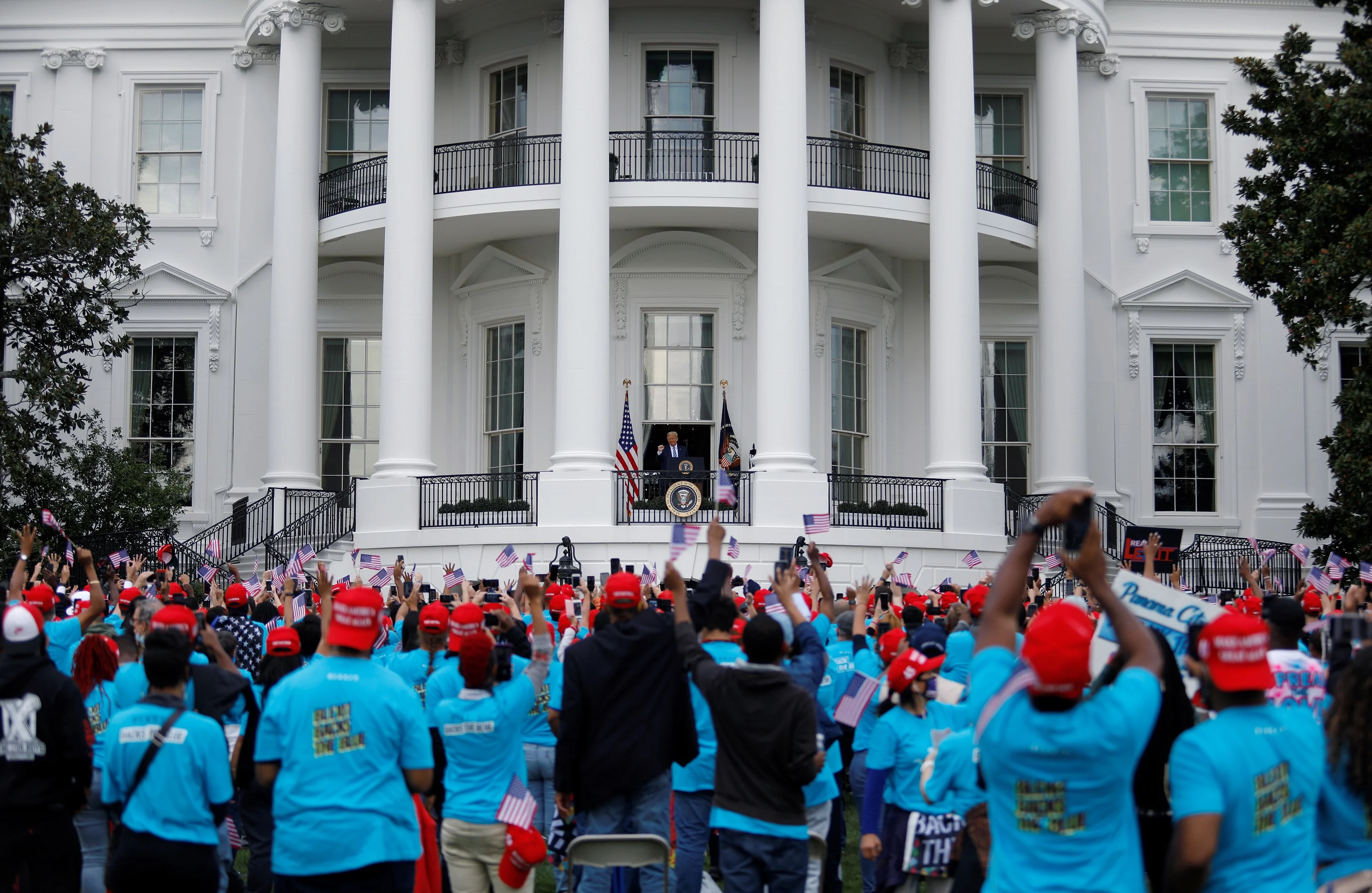 תומכי הנשיא דונלד טראמפ במדשאת הבית הלבן