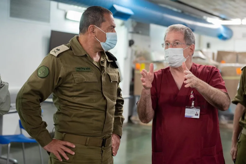 מחלקת 'כתר' בבית החולים רמב''ם. בתמונה: ד''ר מיקי הלברטל וסגן הרמטכ''ל אלוף אייל זמיר