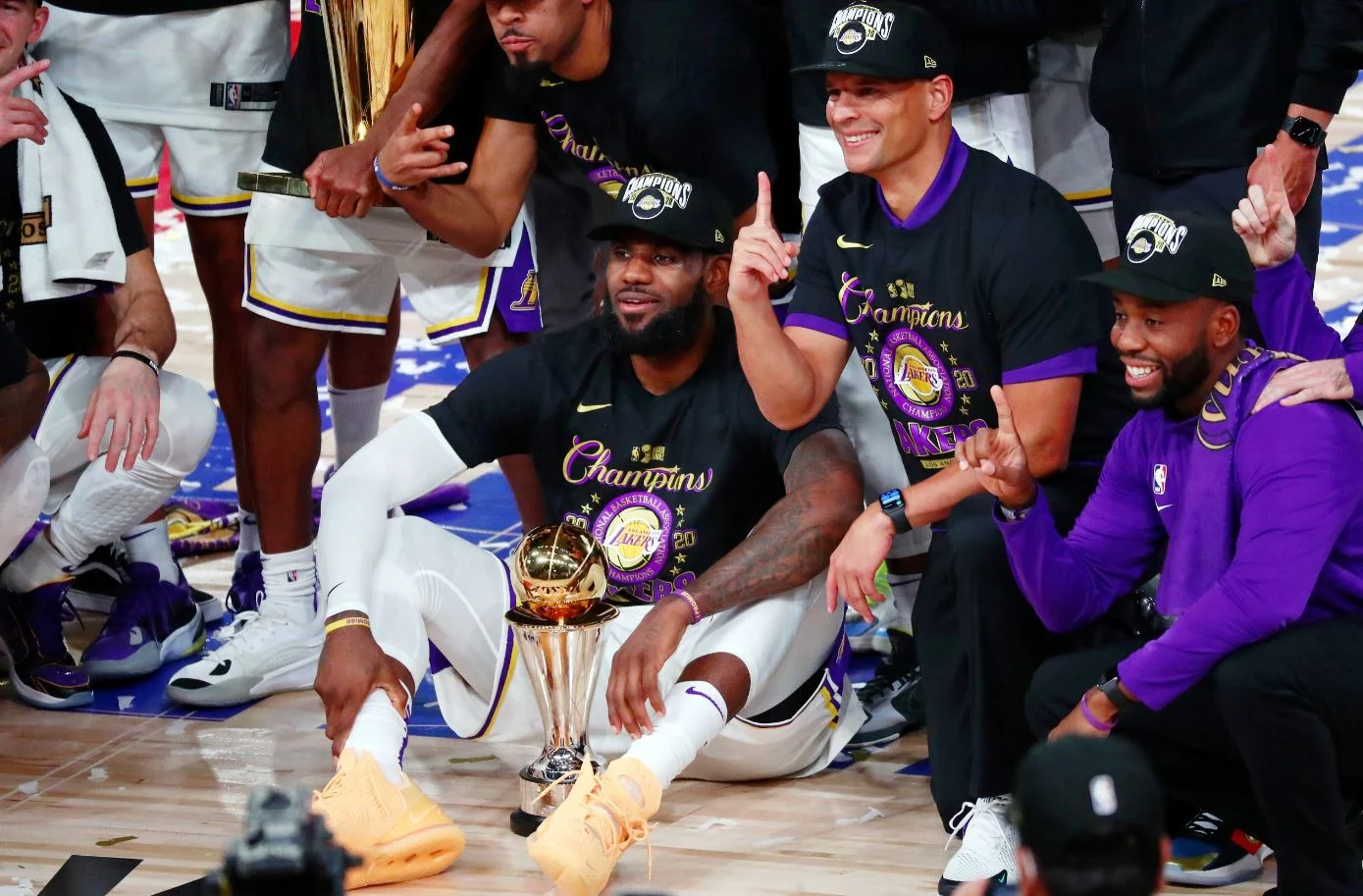 לברון ג'יימס לאחר הזכייה בתואר השחקן המצטיין של סדרת הגמר