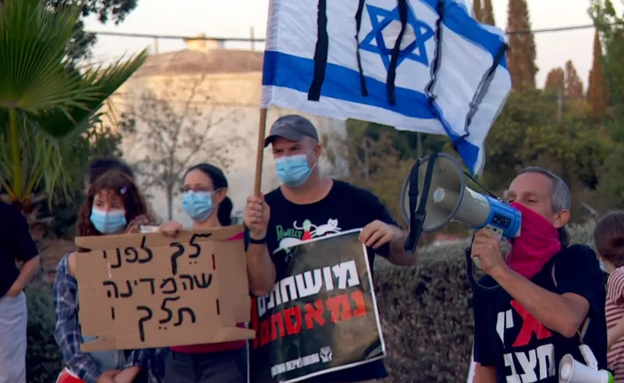 מפגינים נגד ראש הממשלה בנימין נתניהו בצמתים ובכיכרות