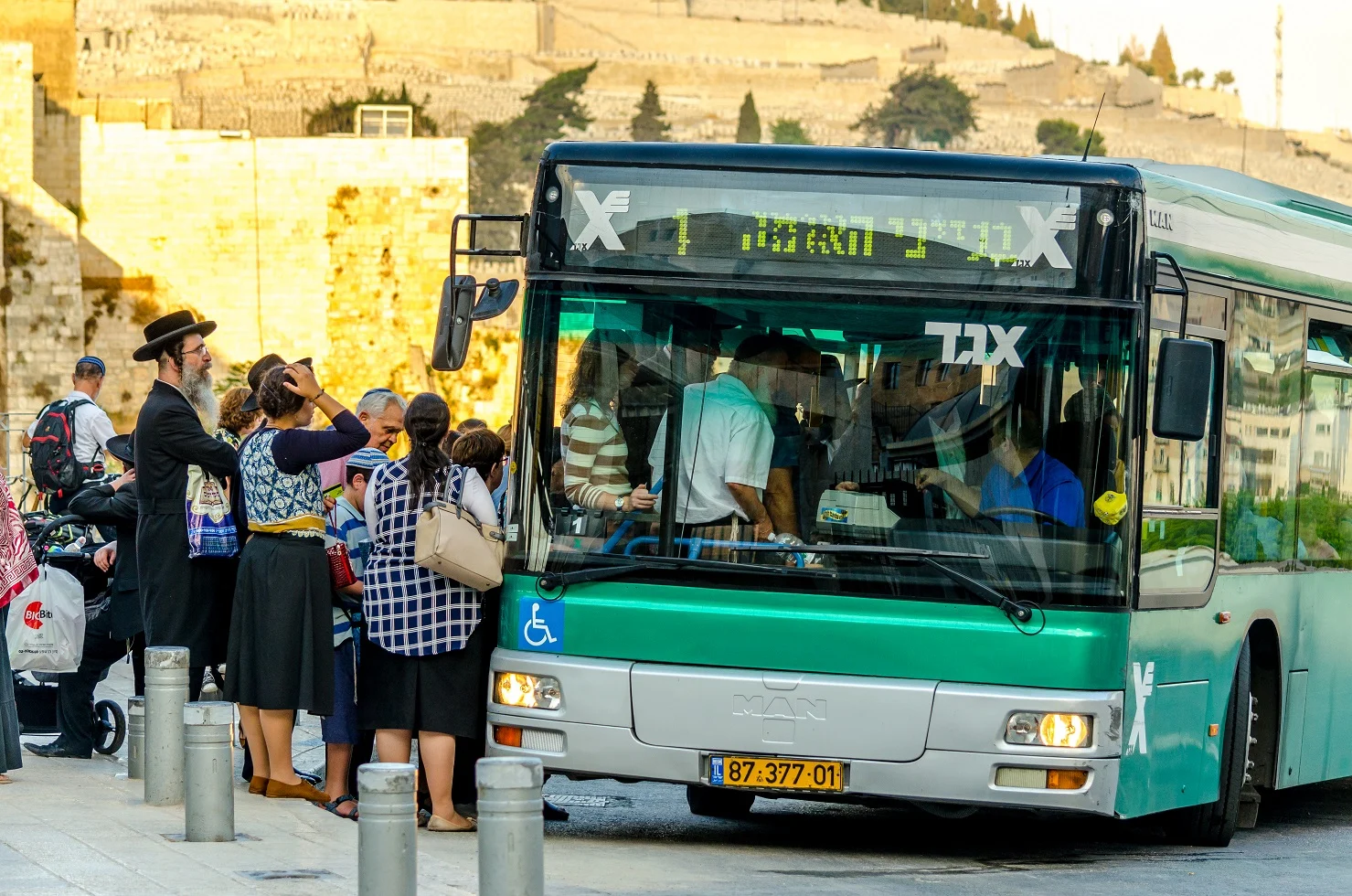 אוטובוס מעלה נוסעים בירושלים