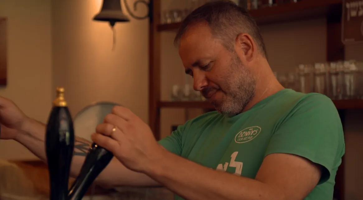 בני קריגר, בעלים של פאב בכפר סבא