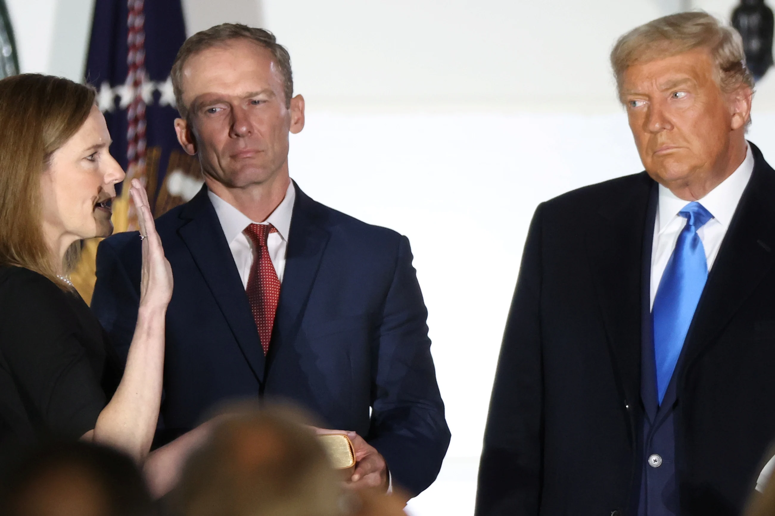 טראמפ יחד עם השופטת איימי קוני בארט בעת השבעתה