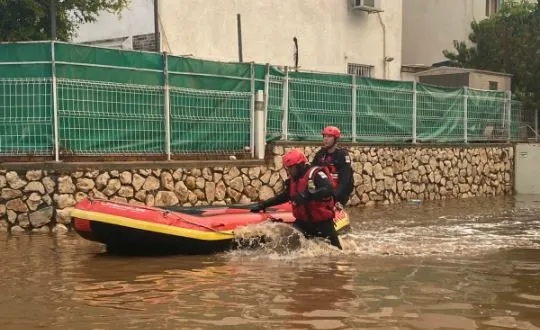 לוחמי האש בהצפות בחדרה