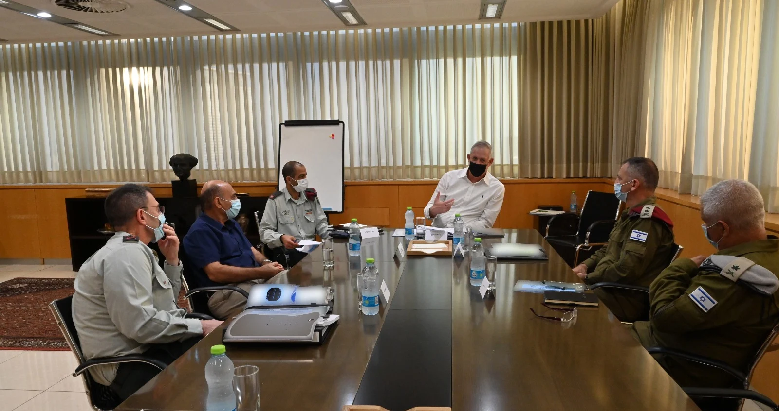 פגישת בני גנץ, אביב כוכבי, שאול מופז ובכירים נוספים בנוגע לאות המערכה לתקופת הלחימה בלבנון