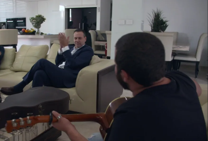 מיקי זוהר בביתו עם בנו אליאב