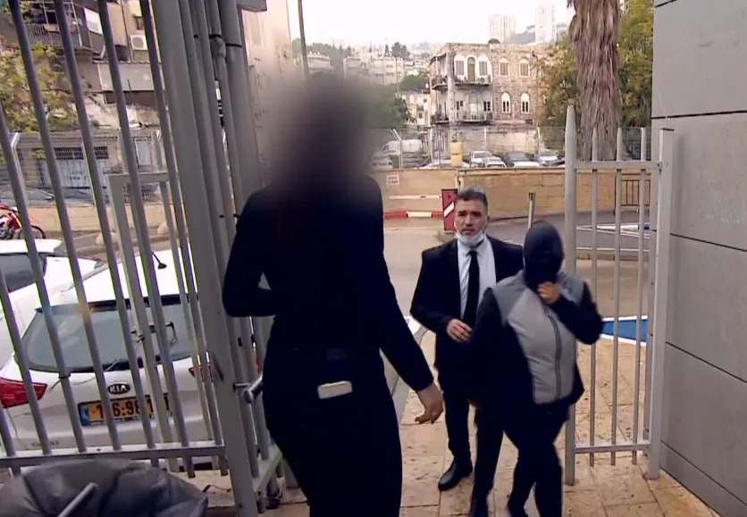 אם הפעוטה והסייעת החשודה נפגשות בתחנת המשטרה