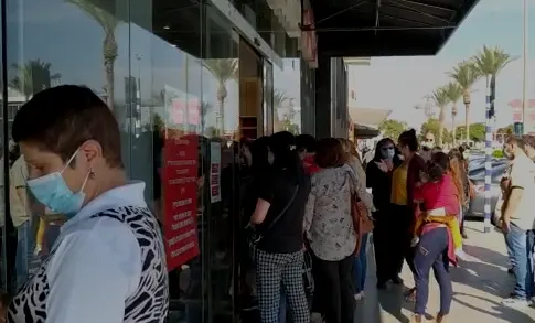תורים במתחמי הקניות שנפתחו