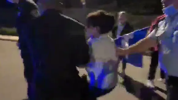 תומכי נתניהו מפגינים מול בית משפחה שכולה בקיסריה