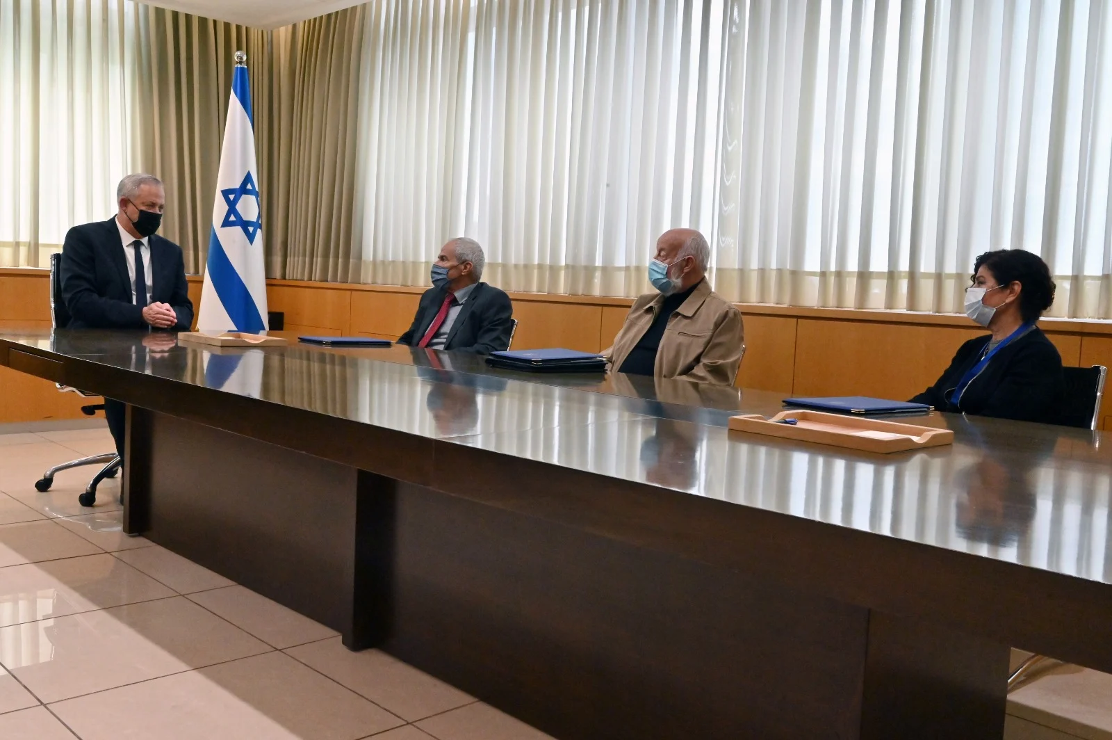 שר הביטחון בני גנץ עם חברי הוועדה שתבדוק את פרשת הצוללות