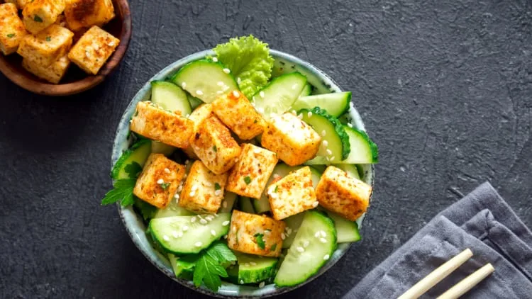 סלט מלפפונים, טופו וחמאת בוטנים