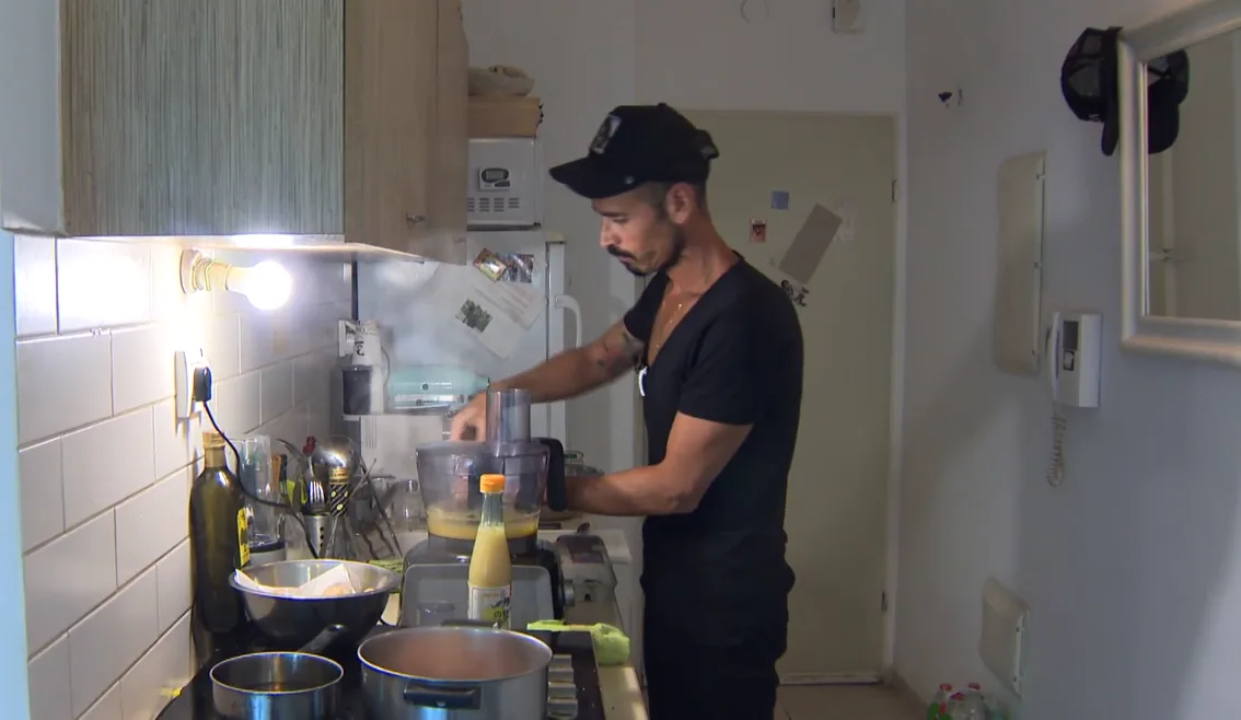 השף תום לוי מבשל במטבח של בית פרטי