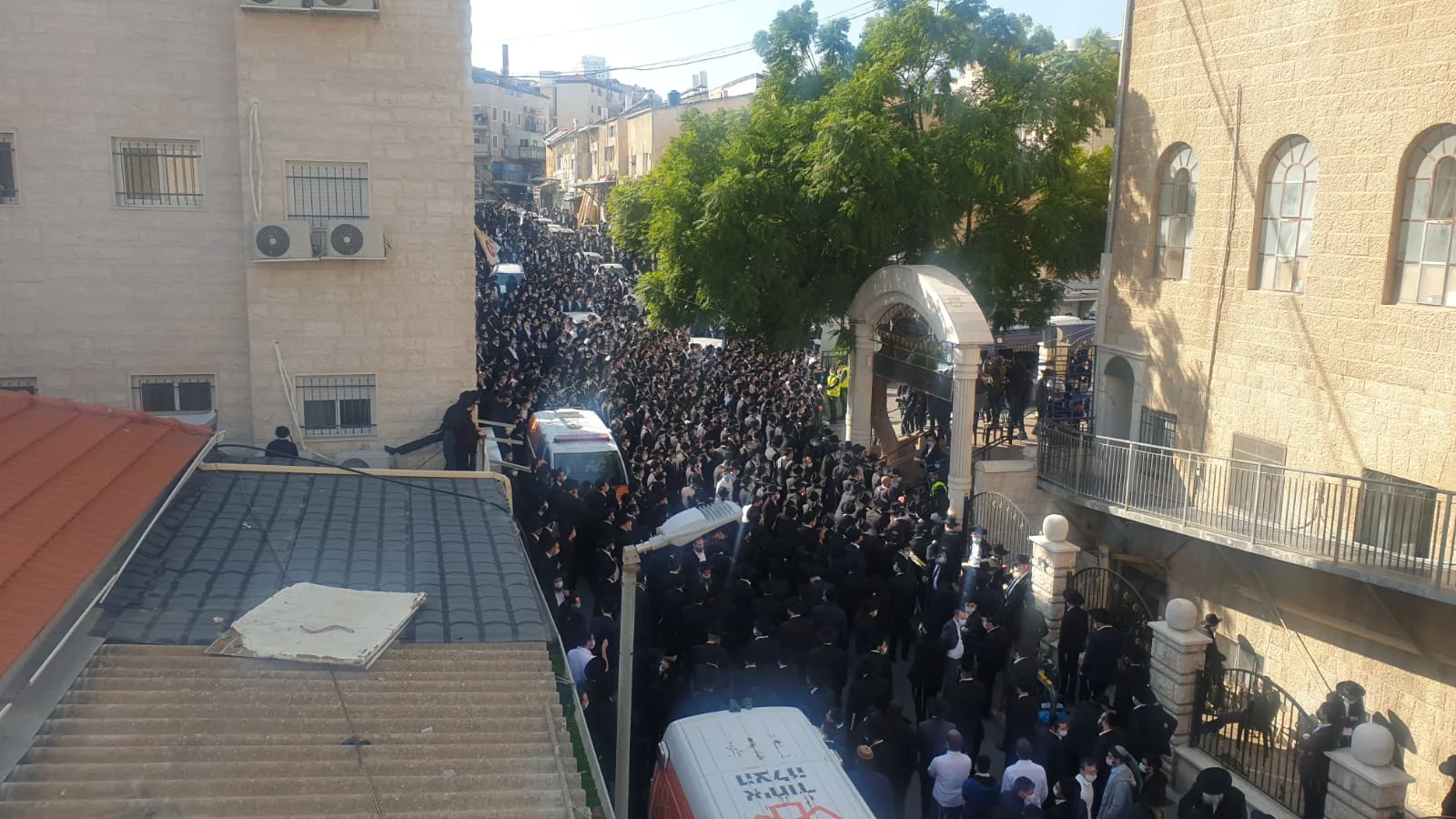 המונים בהלוויית הרב אהרון חדש בניגוד להנחיות