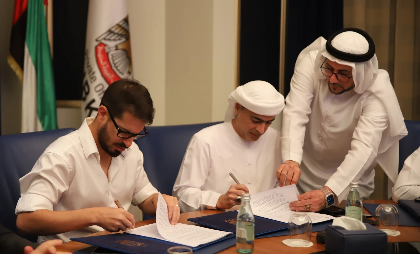 שייח חאמד בן ח'ליפה אל-נאהיאן ומשה חוגג במעמד החתימה על רכישת מחצית מבית''ר ירושלים