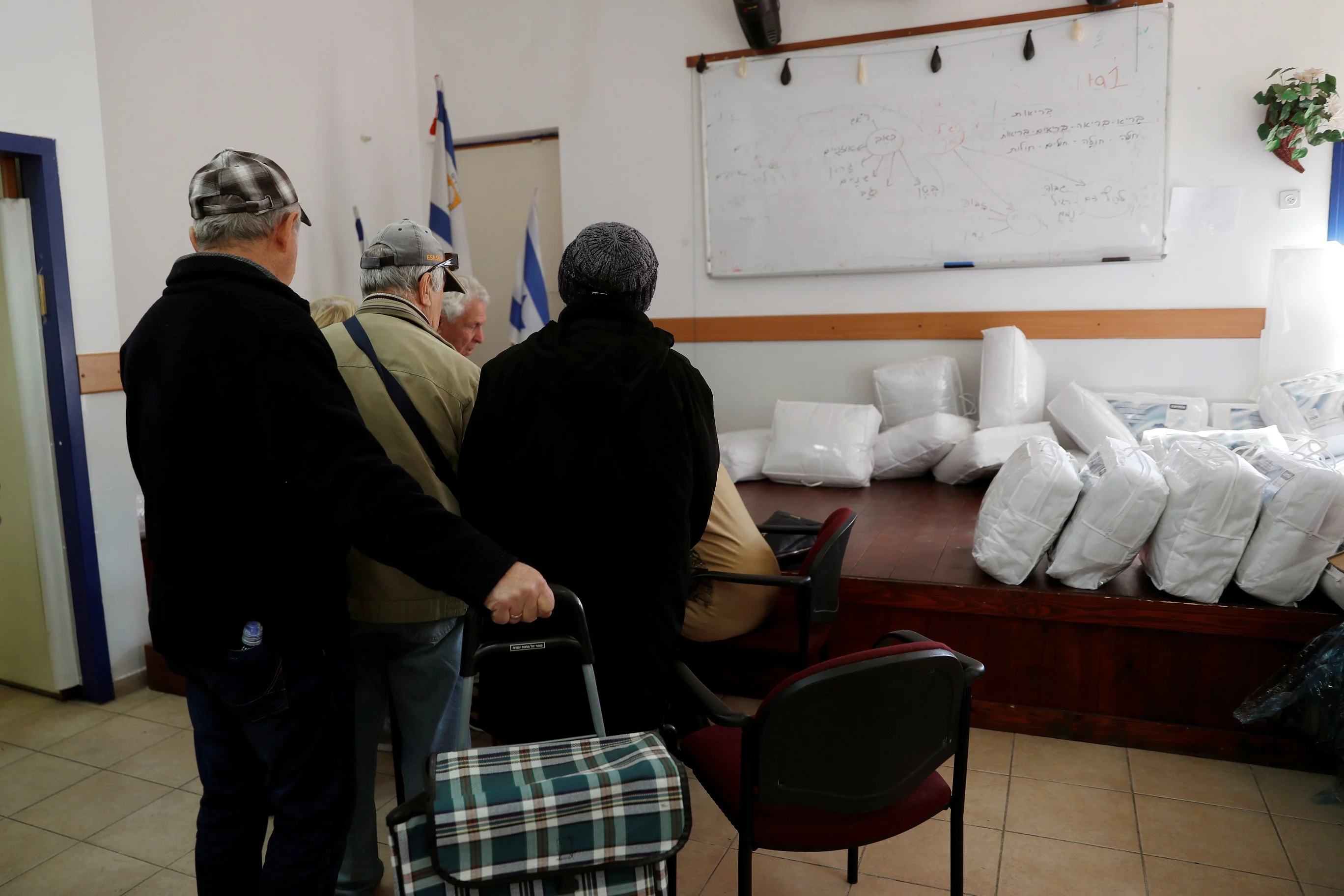 קשישים מקבלים חבילת סיוע לקראת החורף