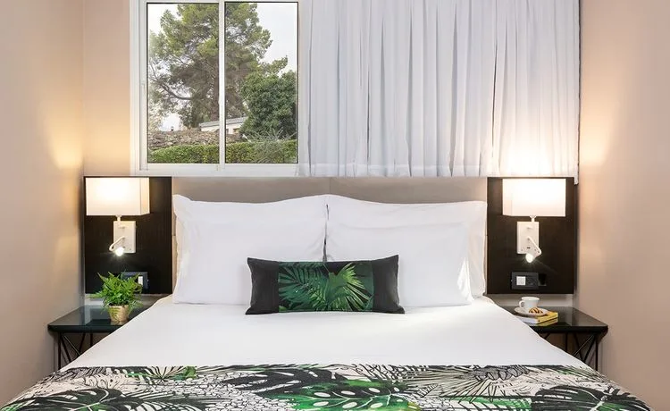 ארץ דפנה, מטיילים