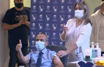 ממונה הקורונה לשעבר פרופ' רוני גמזו מתחסן