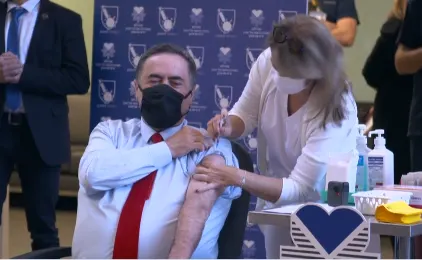 שר האוצר ישראל כ''ץ מתחסן לקורונה